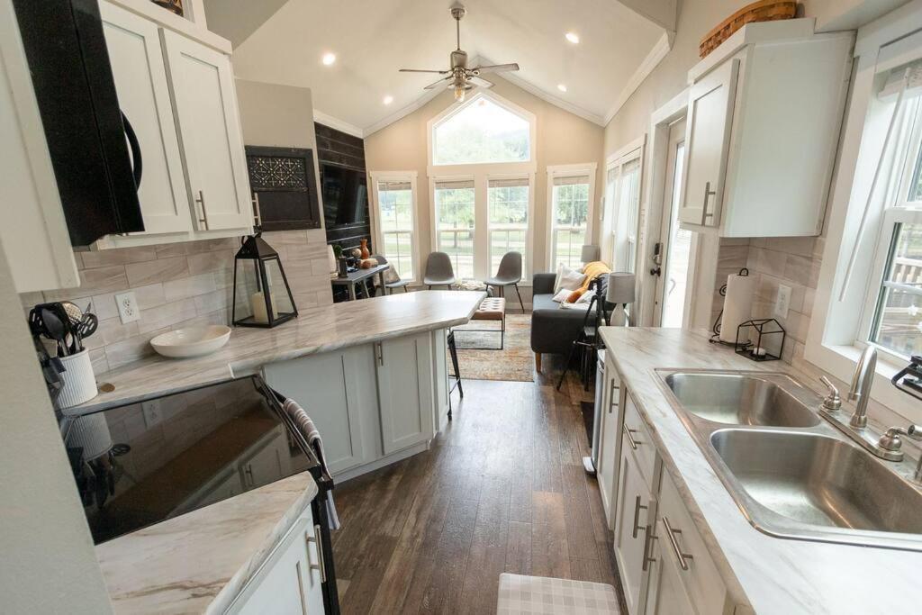 Pet Friendly Tiny House Rental With New Access To Guadalupe River Nbtx ニューブラウンフェルズ エクステリア 写真