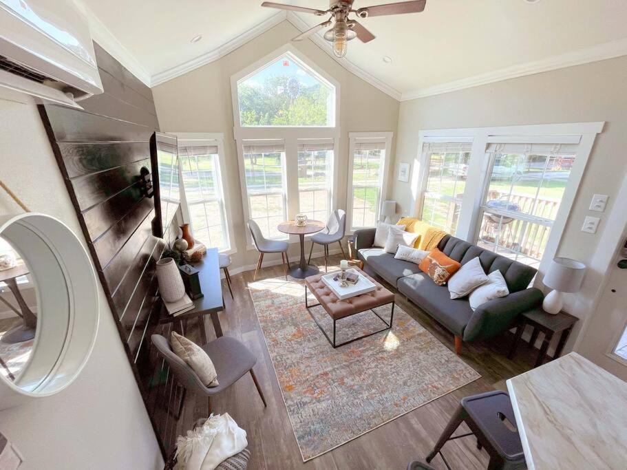 Pet Friendly Tiny House Rental With New Access To Guadalupe River Nbtx ニューブラウンフェルズ エクステリア 写真